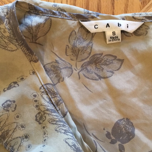 100% Silk Cabi Sleeveless Top With Ruffle - Picture 2 of 7